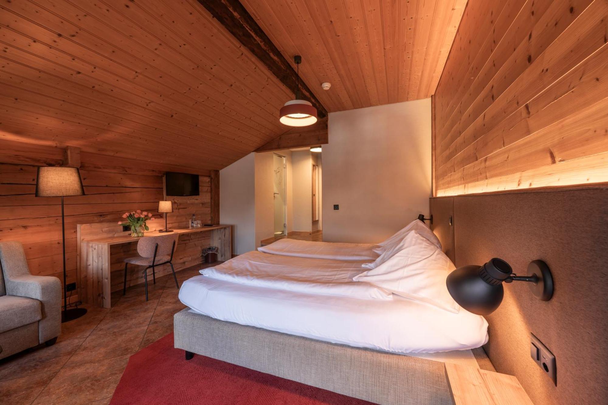 Deluxe Double Room Lake View